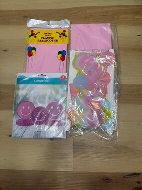 Pink Party Tablecover & Smile Centerpieces - Home Party Supplies
